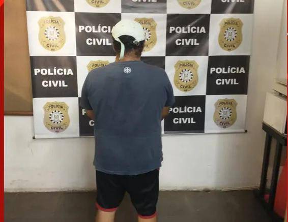 Segundo investigação, homem de 47 anos teria abusado de uma adolescente de 12 anos e de uma criança de nove anos. Polícia apreendeu eletrônicos com suspeito.
