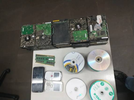 Segundo investigação, homem de 47 anos teria abusado de uma adolescente de 12 anos e de uma criança de nove anos. Polícia apreendeu eletrônicos com suspeito.