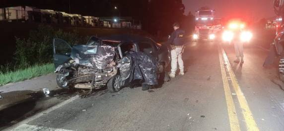 Colisão frontal entre carro e carreta resulta em dois óbitos em Passo Fundo - foto 2