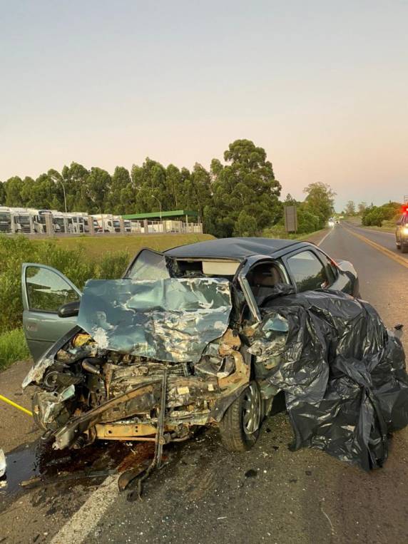 Colisão frontal entre carro e carreta resulta em dois óbitos em Passo Fundo - foto 4