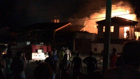 Incêndio destrói residência em Cruz Alta na noite do sábado - foto 3