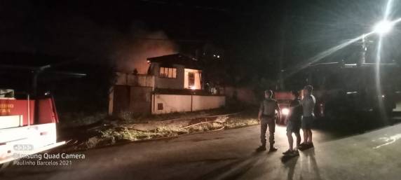 Incêndio destrói residência em Cruz Alta na noite do sábado - foto 4