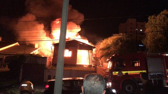Incêndio destrói residência em Cruz Alta na noite do sábado - foto 2