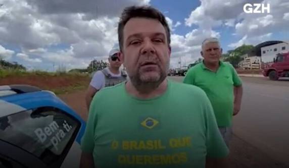 Cerca de 10 apoiadores de Bolsonaro estavam concentrados na BR-158, em Panambi