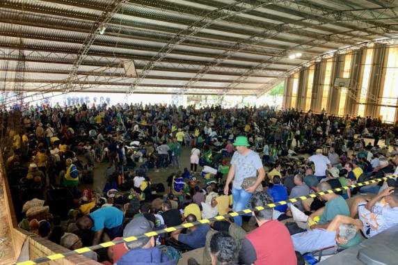 Policiais e tropas da Força Nacional chegam à capital federal no dia em que parte dos presos no domingo (8) devem ser soltos; Senado e STF seguirão com suas atividades normalmente