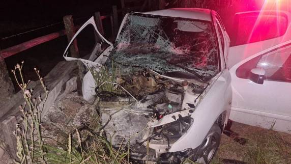 Homem de 52 e mulher de 60 anos faleceram após colisão frontal entre automóveis