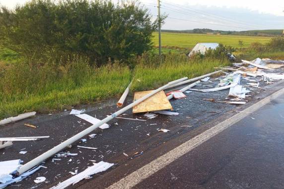 Acidente entre caminhão e ônibus deixa feridos na BR-290, em Eldorado do Sul - foto 3