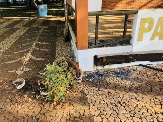 Jovem é preso em flagrante após vandalizar prédios públicos e praça em Chiapetta - foto 2