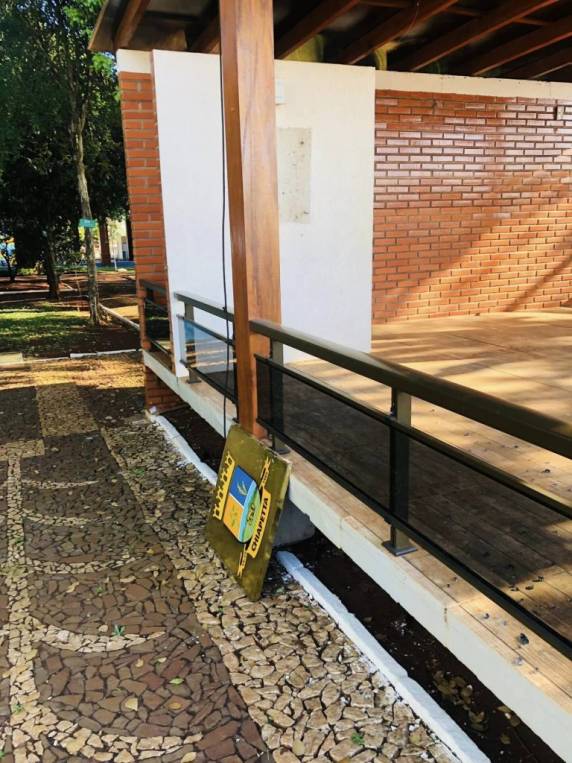 Jovem é preso em flagrante após vandalizar prédios públicos e praça em Chiapetta - foto 3