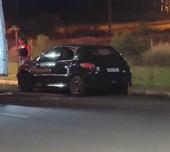 Motocicleta bate em veículo parado na Avenida América em Santa Rosa - foto 2