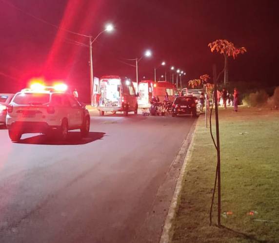 Motocicleta bate em veículo parado na Avenida América em Santa Rosa - foto 3