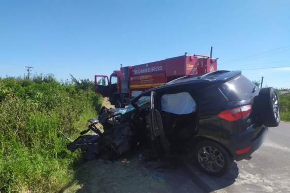 Vítima era passageira de uma EcoSport, na qual estavam outras duas pessoas que ficaram feridas