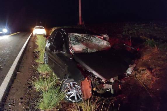 Dois carros colidiram frontalmente na noite desta quarta (11)