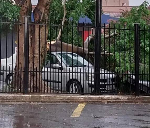 A instabilidade chegou com granizo e vento forte, que derrubou galhos e provocou estragos