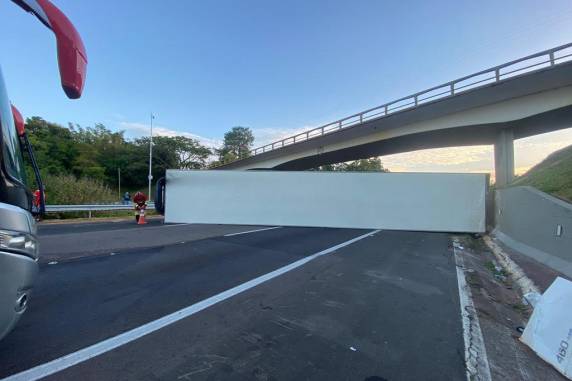 Três pessoas ficam feridas após caminhão tombar na freeway - foto 2