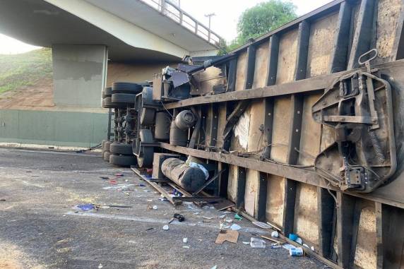 Três pessoas ficam feridas após caminhão tombar na freeway - foto 3