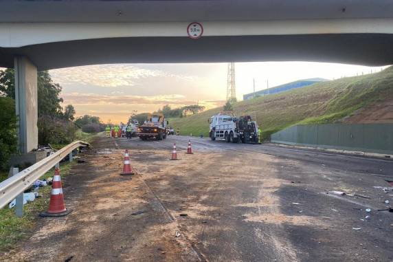 Três pessoas ficam feridas após caminhão tombar na freeway - foto 4