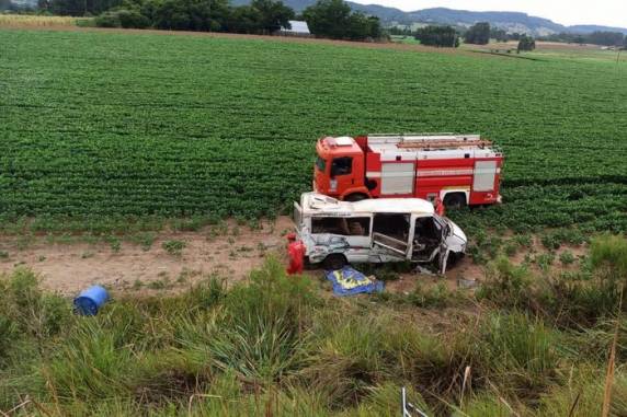Conforme o Comando Rodoviário da Brigada Militar, uma sprinter saiu da pista e capotou na RS-244