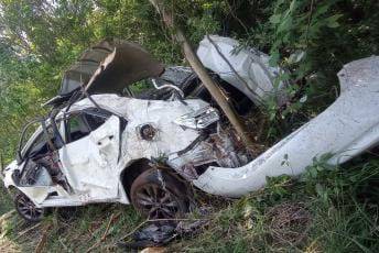 Toyota Corolla saiu da pista na estrada que liga El Soberbio aos Saltos del Mocona