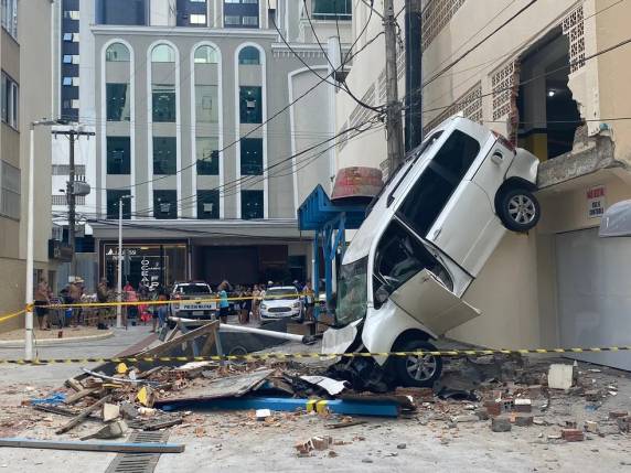Estado de saúde da vítima é considerado grave, conforme prefeitura. Motorista foi para o hospital