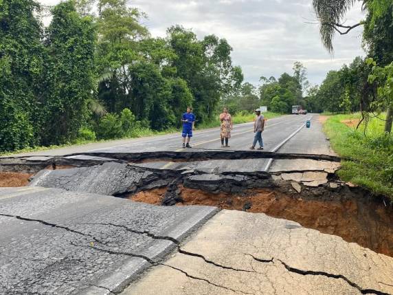 Trecho da BR-470 em Indaial, no Vale do Itajaí, cedeu nesta quarta-feira. Deslizamentos foram registrados também em outros pontos do estado e duas mortes foram confirmadas.