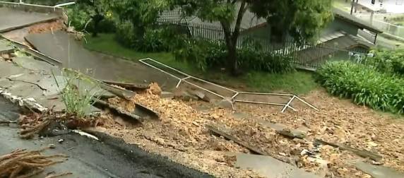 Chuva deixa mortos, desaparecidos e abre cratera na BR-470 em SC - foto 3