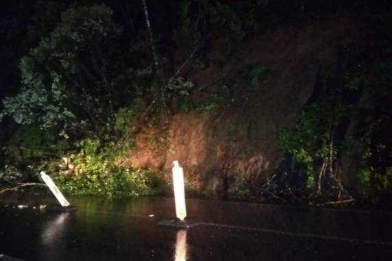 Queda de barreira de pequeno porte ocorreu na noite desta quinta (19) e interdita trecho desde a BR-101