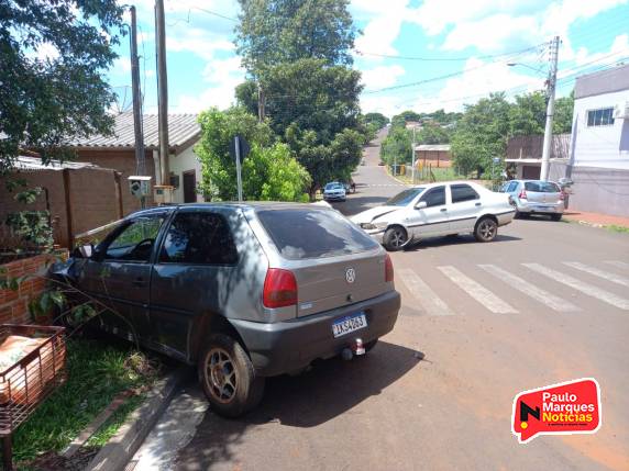 O acidente aconteceu por volta das 13h45min desta sexta-feira no bairro São Francisco