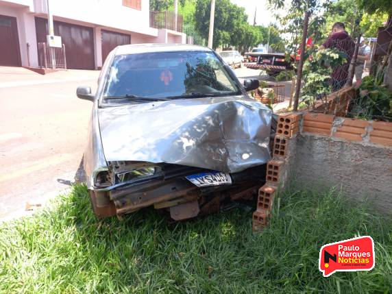 Idoso fica ferido após bater automóvel contra veículo estacionado e no muro de uma casa, em Três de Maio - foto 3