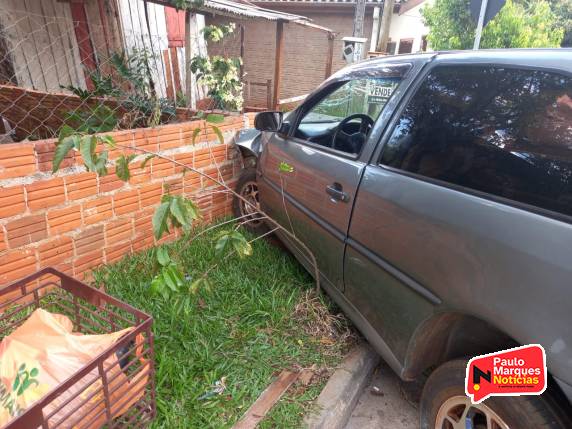 Idoso fica ferido após bater automóvel contra veículo estacionado e no muro de uma casa, em Três de Maio - foto 2
