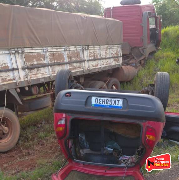 Veículo capota após colisão contra carreta na RS-342 em Independência - foto 2