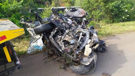 Duas mulheres, um homem e um adolescente de 12 anos estavam no veículo. Motorista do caminhão não foi encontrado pela polícia.