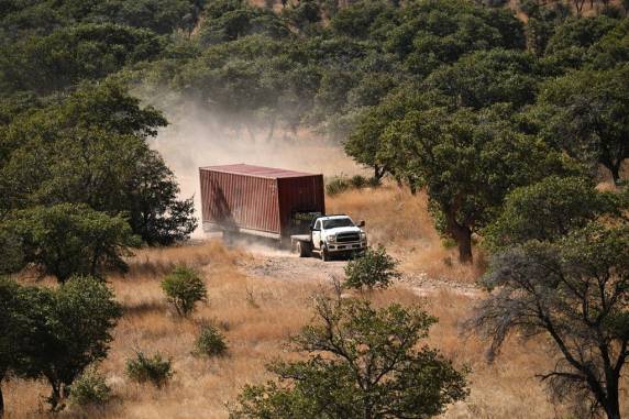 Arizona desfaz muro de contêineres improvisado na fronteira com o México - foto 3