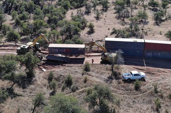 Arizona desfaz muro de contêineres improvisado na fronteira com o México - foto 2