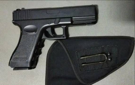 Envolvidos responderam a termo circunstanciado, em Navegantes. Árbitro disse à polícia que sacou arma, que era de airsoft, após agressões em campo.