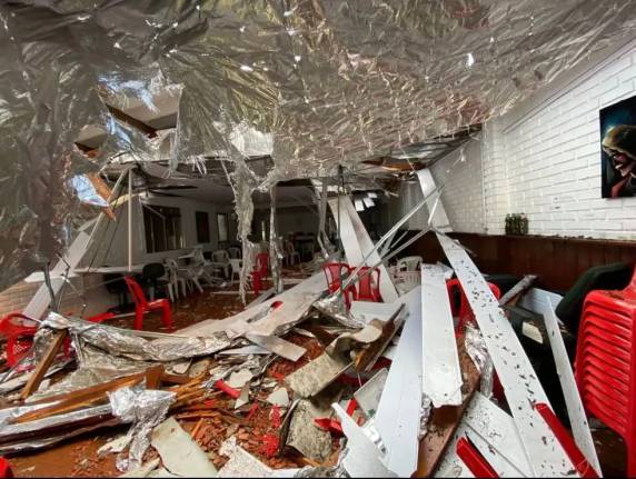 Estrutura estava em obras e mulher morreu no acidente, conforme bombeiros.