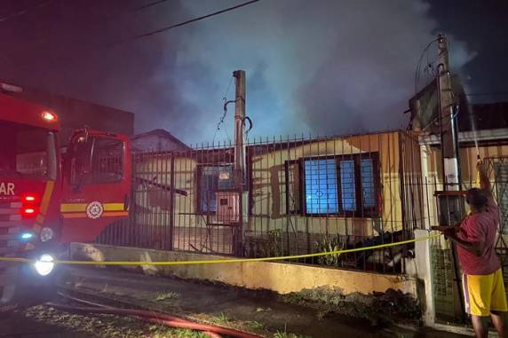 Vítimas eram mãe e filho que moravam no local