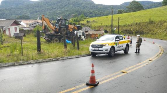 Vítima de 35 anos e o passageiro pularam do caminhão em movimento