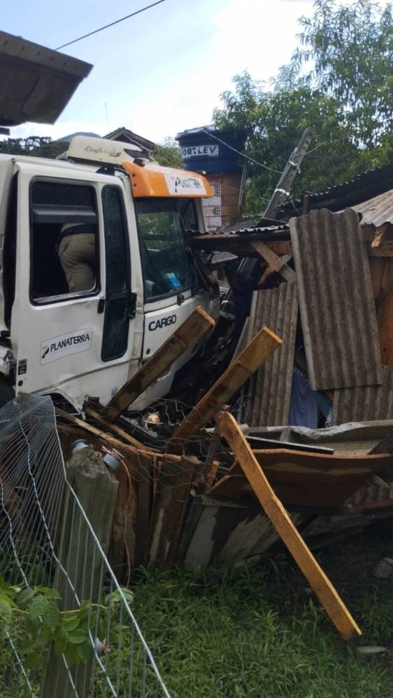Vítima de 35 anos e o passageiro pularam do caminhão em movimento