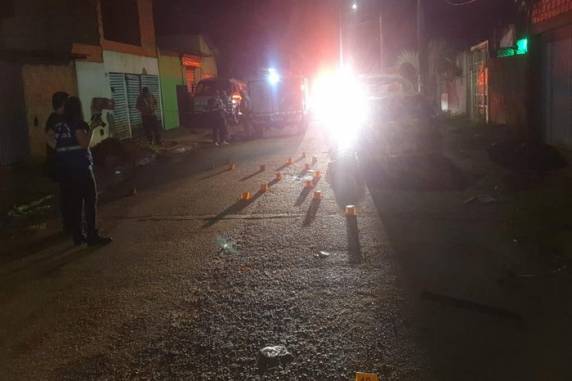 Vítima estava na frente de casa quando foi alvejada