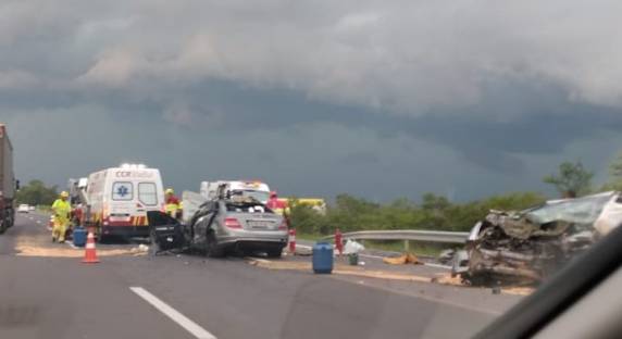 Dois carros e um caminhão se envolveram em acidente no km 41 da freeway, no sentido Litoral/Porto Alegre. Feridos foram encaminhados a hospitais de Tramandaí e da Capital.