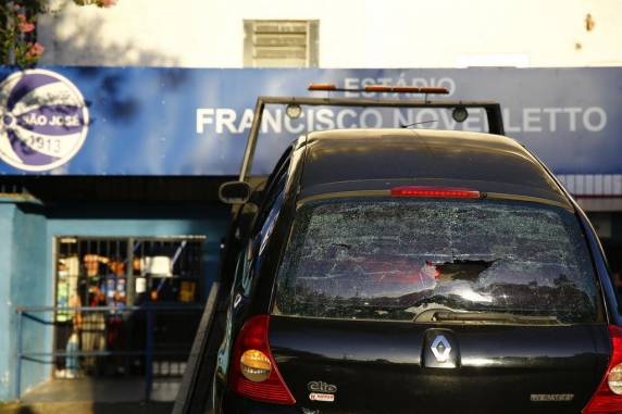 Torcedores gremistas causam estragos no entorno do estádio do São José antes de confronto pelo Gauchão - foto 4