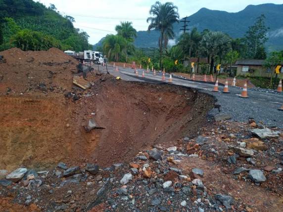 Deslizamento ocorreu no km 78,6, perto do limite entre os municípios de Corupá e Jaraguá do Sul.