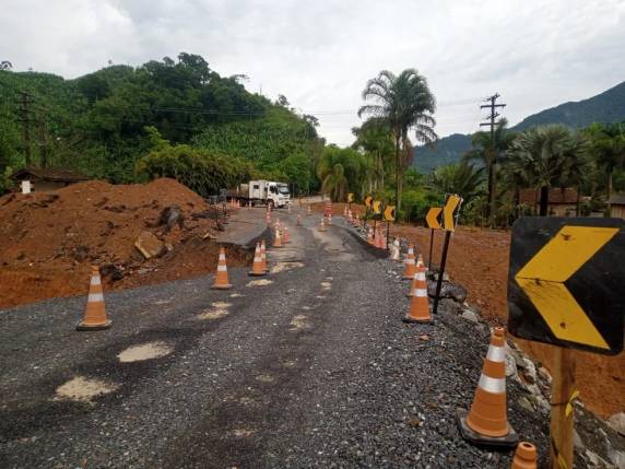 Deslizamento ocorreu no km 78,6, perto do limite entre os municípios de Corupá e Jaraguá do Sul.
