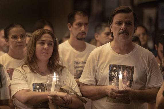 Manifestação se opõe à intenção de grupo de pais que disse ter sido surpreendido negativamente pela obra