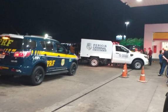 Ocupantes do veículo desgovernado morreram, enquanto policiais não se feriram