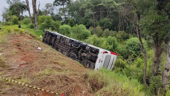 Sete pessoas morrem e 22 ficam feridas após ônibus de viagem tombar na BR-277, em Fernandes Pinheiro - foto 3