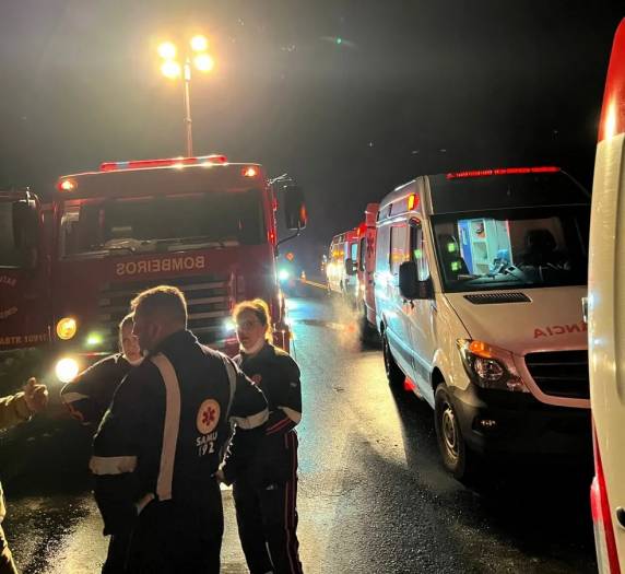 Sete pessoas morrem e 22 ficam feridas após ônibus de viagem tombar na BR-277, em Fernandes Pinheiro - foto 2