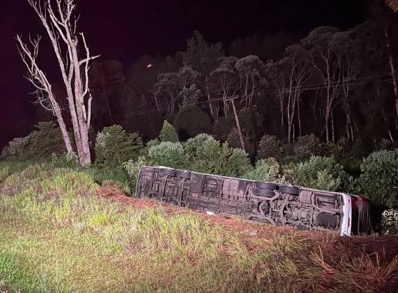 Veículo saiu de Florianópolis (SC) com destino a Foz do Iguaçu; ônibus saiu da pista na madrugada desta terça (31), segundo PRF. Viação Catarinense lamentou ocorrido e disse prestar assistência a passageiros e familiares.