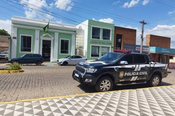 Inquérito policial aponta que contador e consultor jurídico receberam reajustes salariais acima do valor permitido, além de um deles ter recebido diárias com valor superior ao previsto por lei